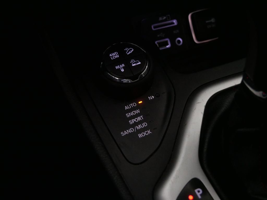 Used 2016 Jeep Cherokee Trailhawk w/ Cold Weather Group image 19