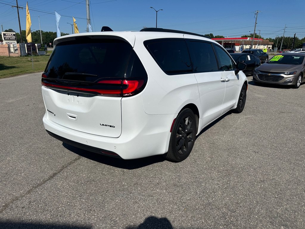 Used 2025 Chrysler Pacifica Limited FWD image 5