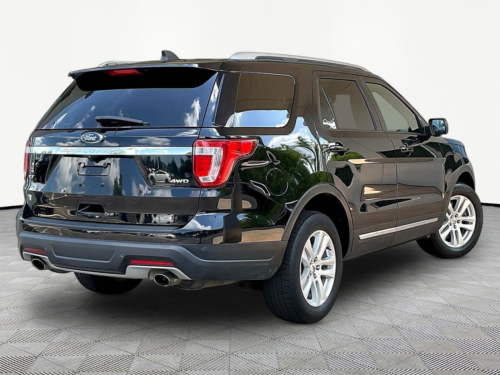 Used 2018 Ford Explorer XLT AWD/4WD image 6