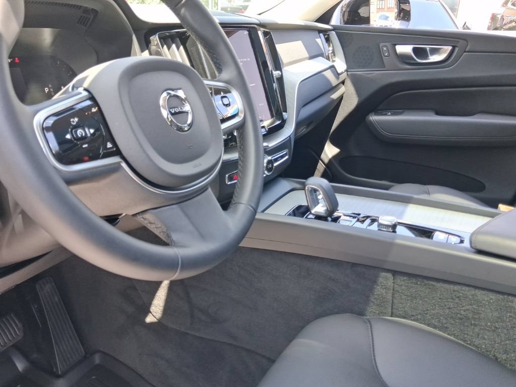 Certified 2025 Volvo XC60 B5 Plus w/ Protection Package Premier AWD/4WD image 19