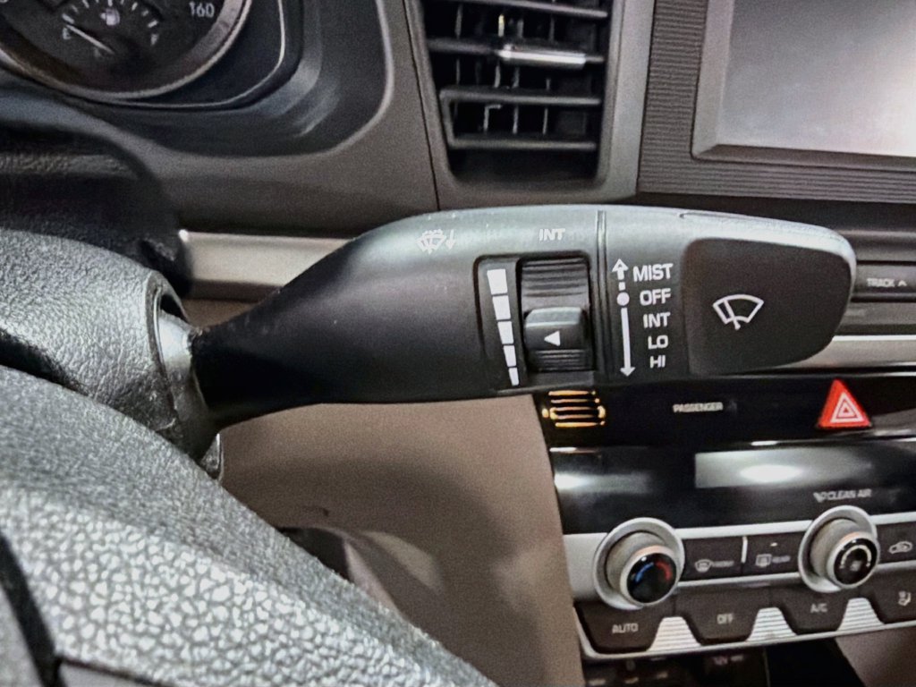 Used 2020 Hyundai Elantra SE FWD image 13