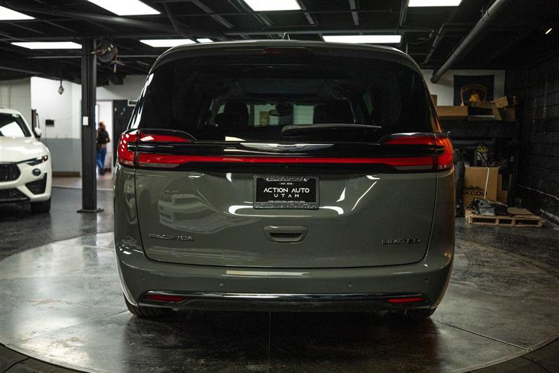 Used 2023 Chrysler Pacifica Limited image 6
