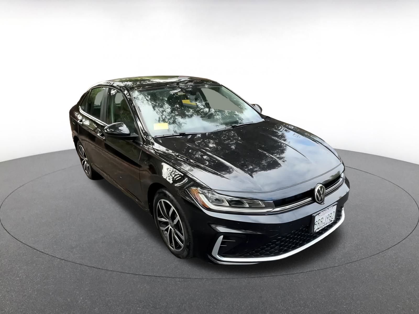 Used 2025 Volkswagen Jetta SE image 3