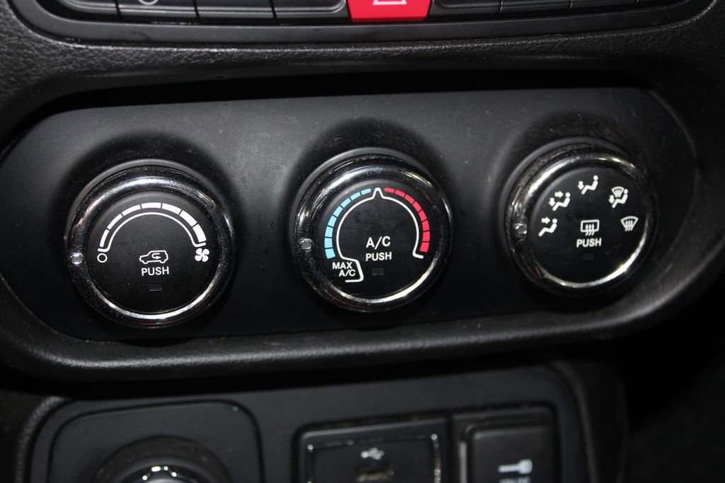 Used 2017 Jeep Renegade Latitude w/ Cold Weather Group image 39