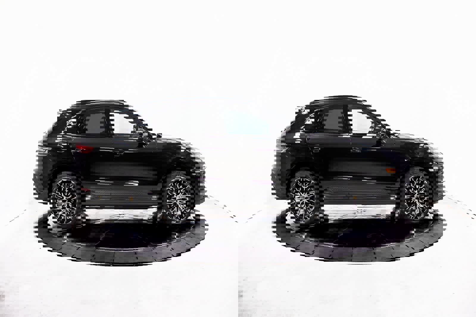 Certified 2025 Porsche Macan image 8