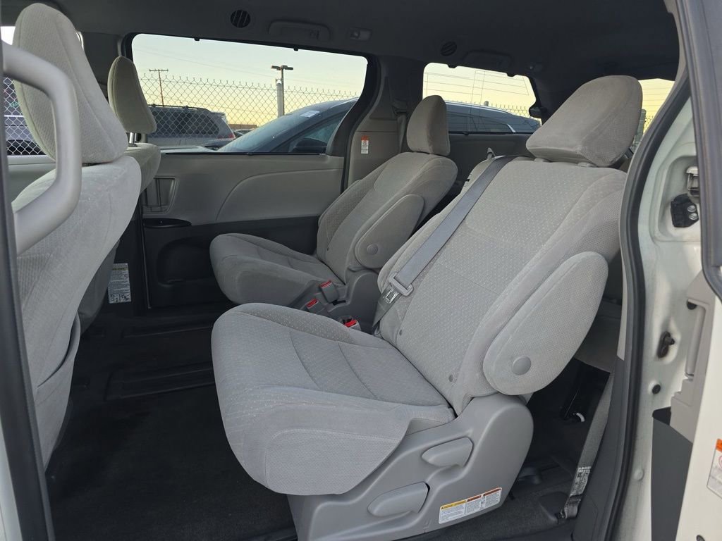 Used 2019 Toyota Sienna LE image 5