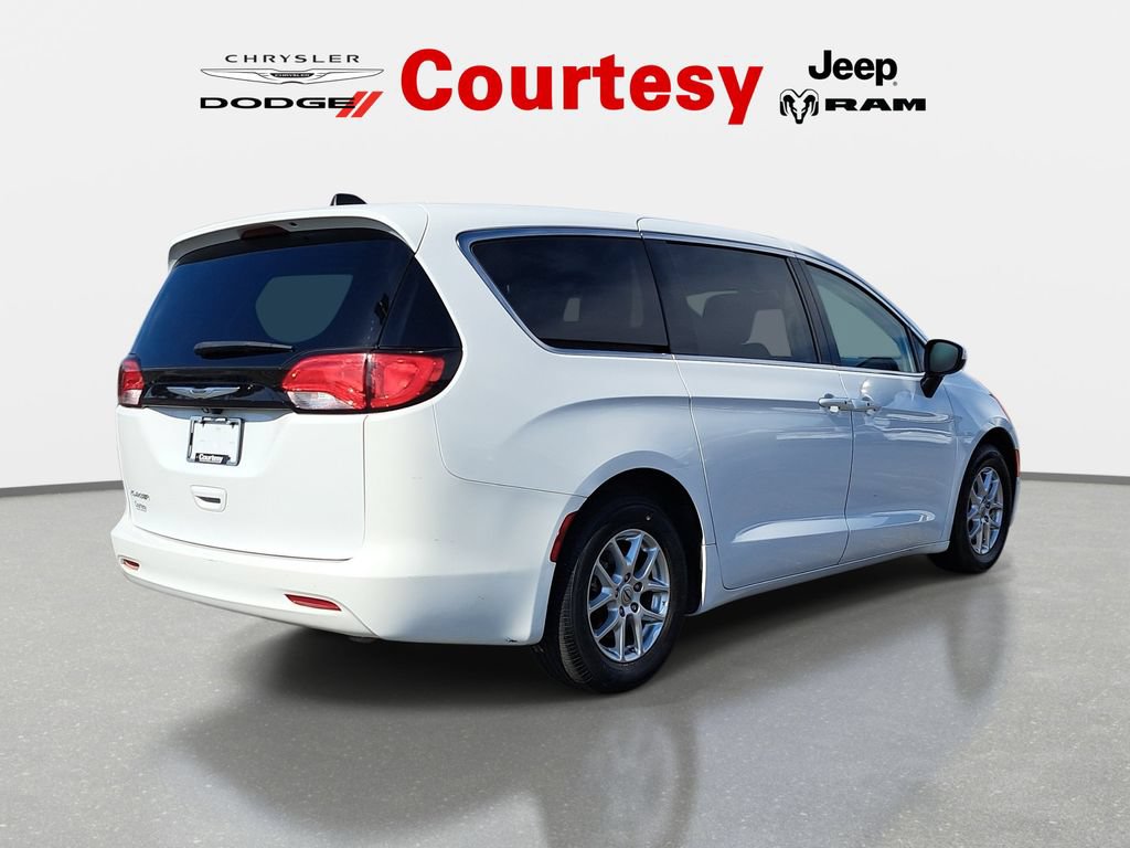 Used 2023 Chrysler Voyager LX FWD image 4