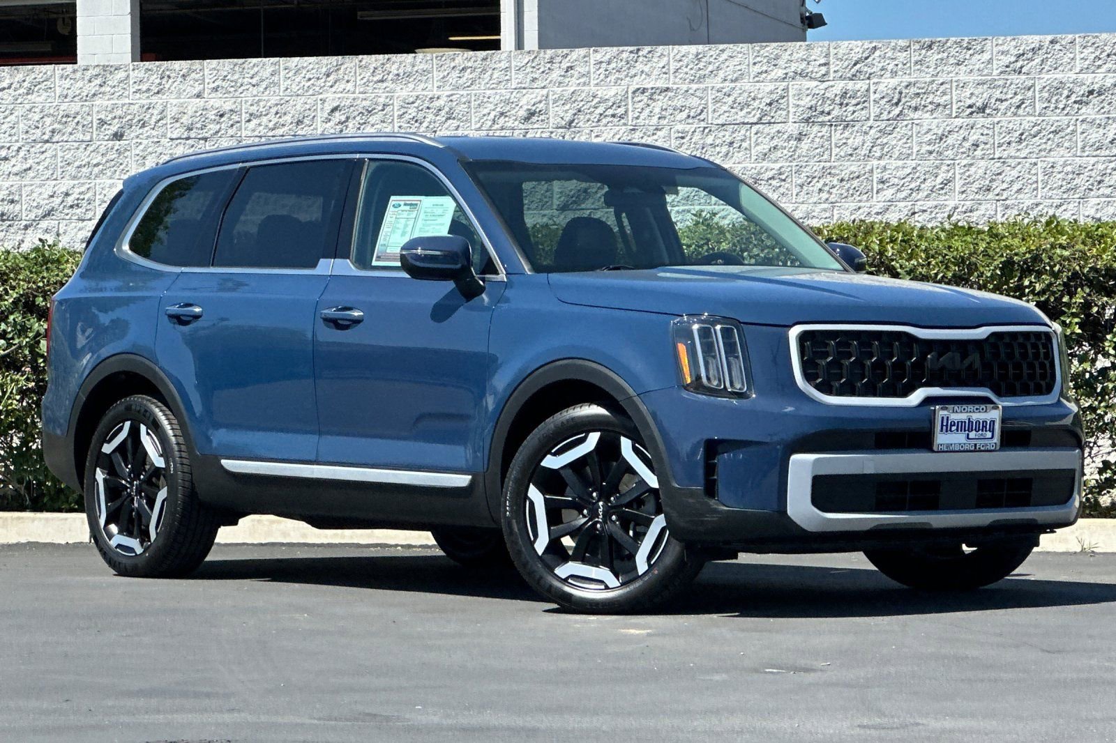 Used 2023 Kia Telluride S image 2