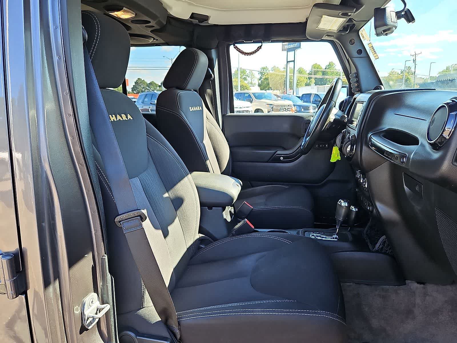 Used 2014 Jeep Wrangler Unlimited Sahara w/ Connectivity Group AWD/4WD image 29