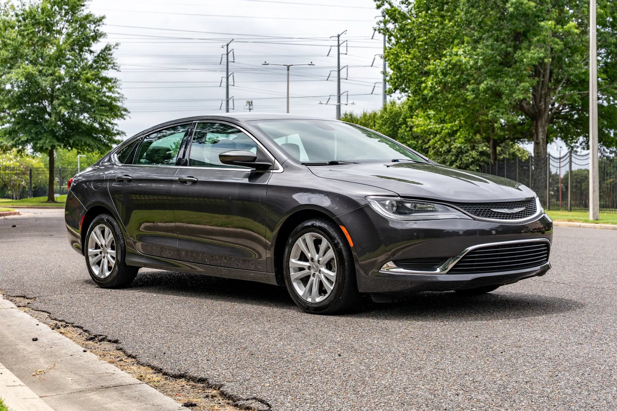 Used 2017 Chrysler 200 Limited Platinum FWD image 4
