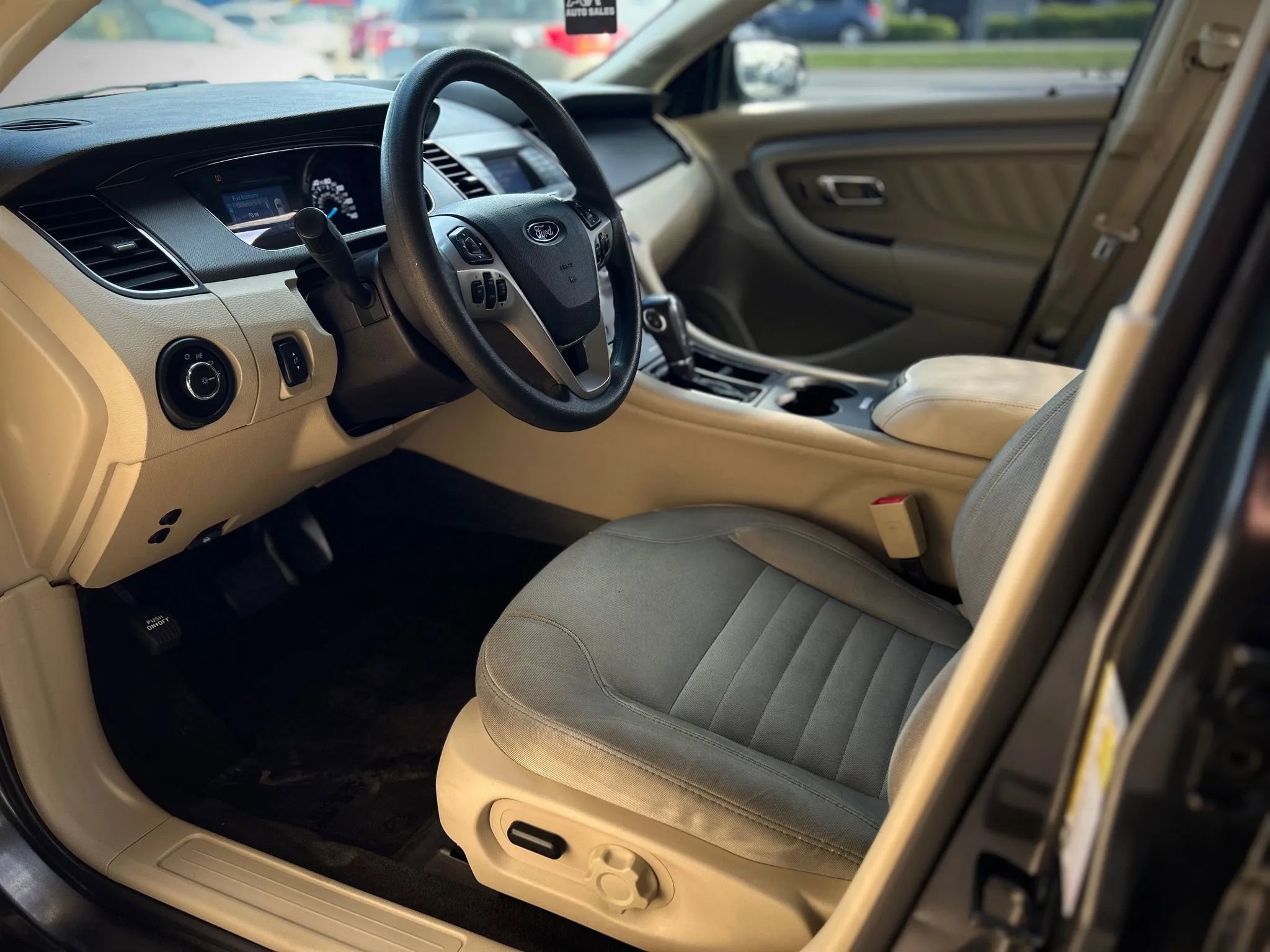 Used 2015 Ford Taurus SE image 10