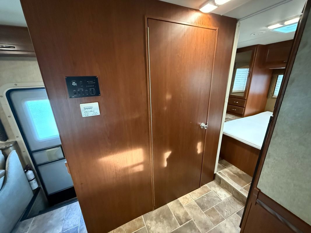 Used 2015 Ford E-450 and Econoline 450 Super Duty w/ Motorhome Prep Package image 31