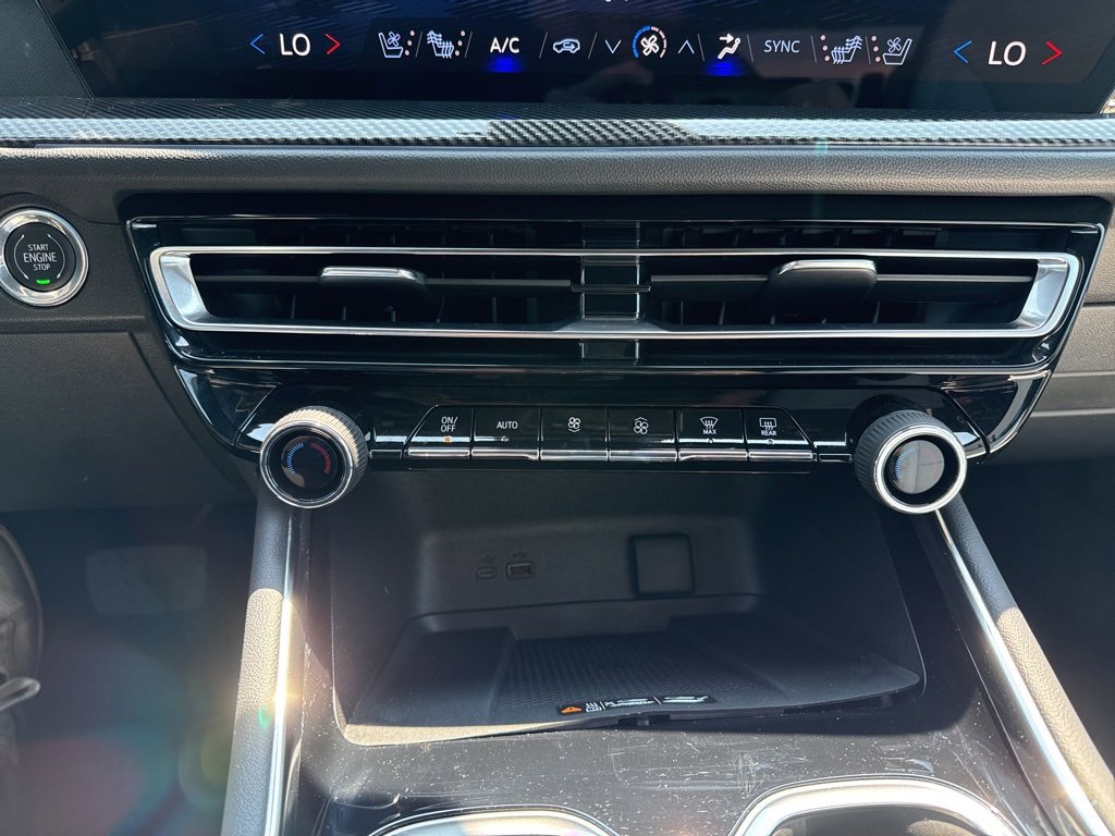 Used 2024 Chevrolet Traverse RS image 27