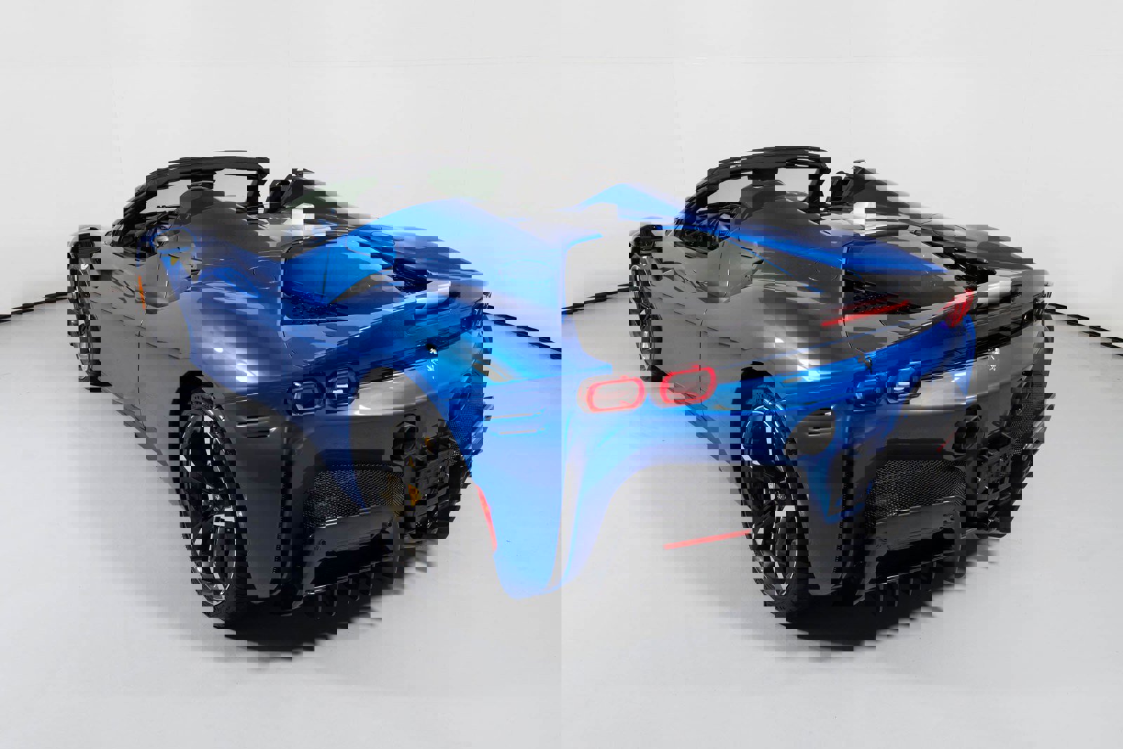 Used 2022 Ferrari SF90 Spider image 19