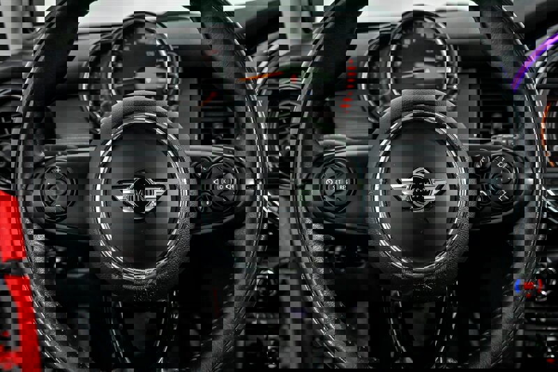 Used 2015 MINI Cooper 4-Door Hardtop image 24