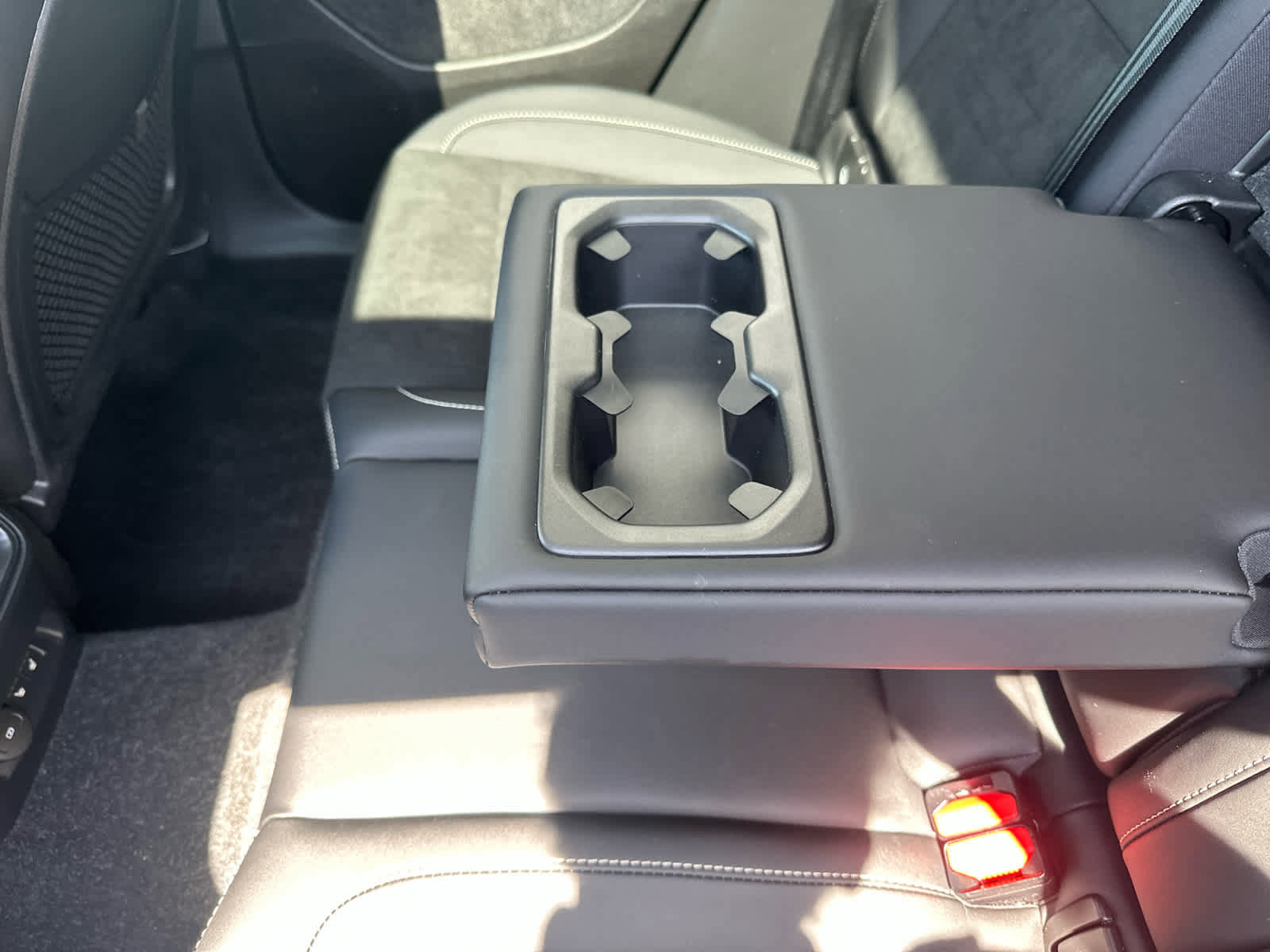 Used 2023 Volvo XC40 Recharge Ultimate w/ Protection Package Premier image 25