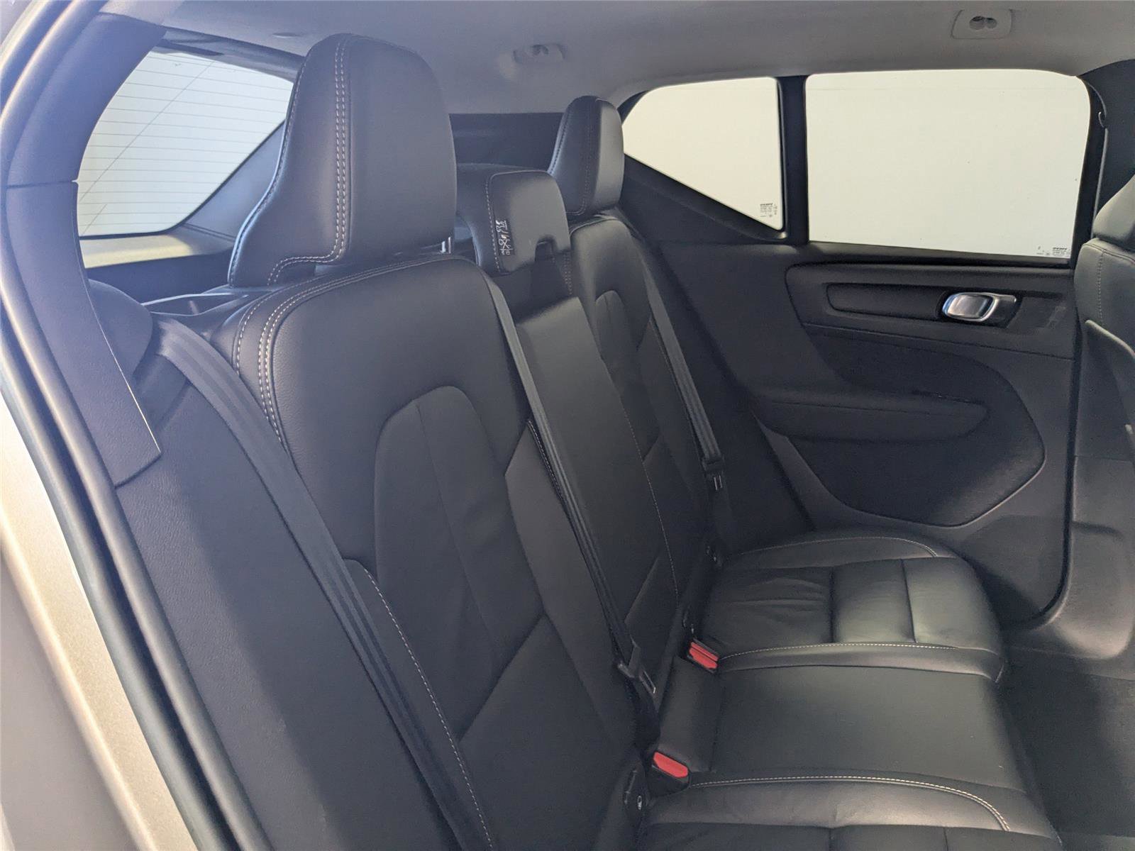 Used 2022 Volvo XC40 T5 Momentum image 24