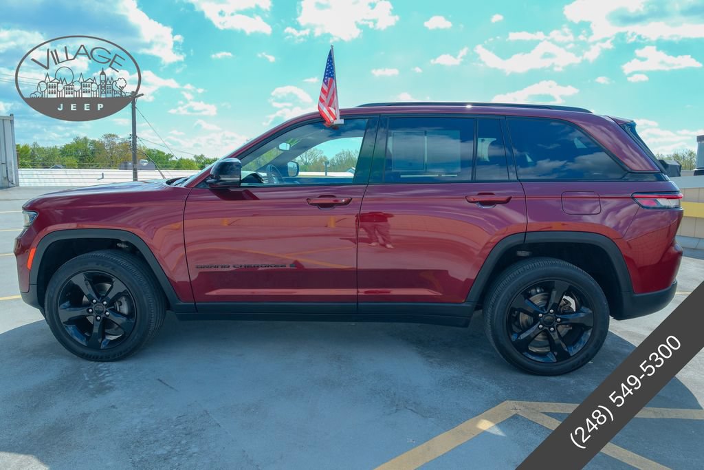 Used 2022 Jeep Grand Cherokee Altitude AWD/4WD image 7