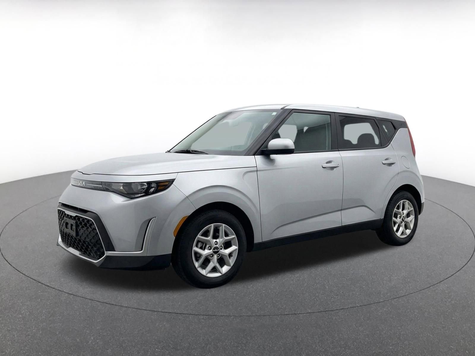 Used 2025 Kia Soul LX w/ LX Technology Package FWD image 3