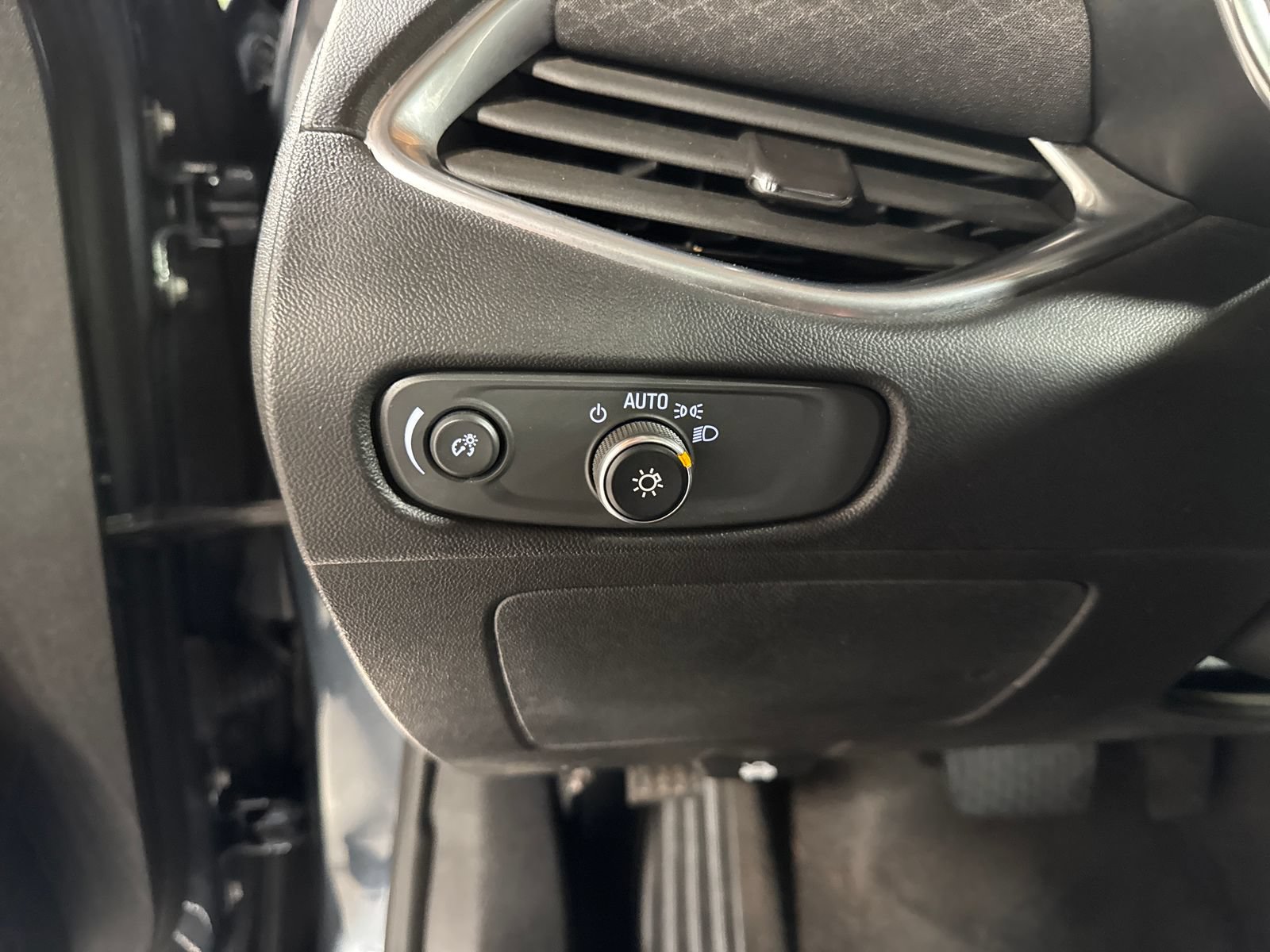 Used 2021 Chevrolet Malibu LT FWD image 18