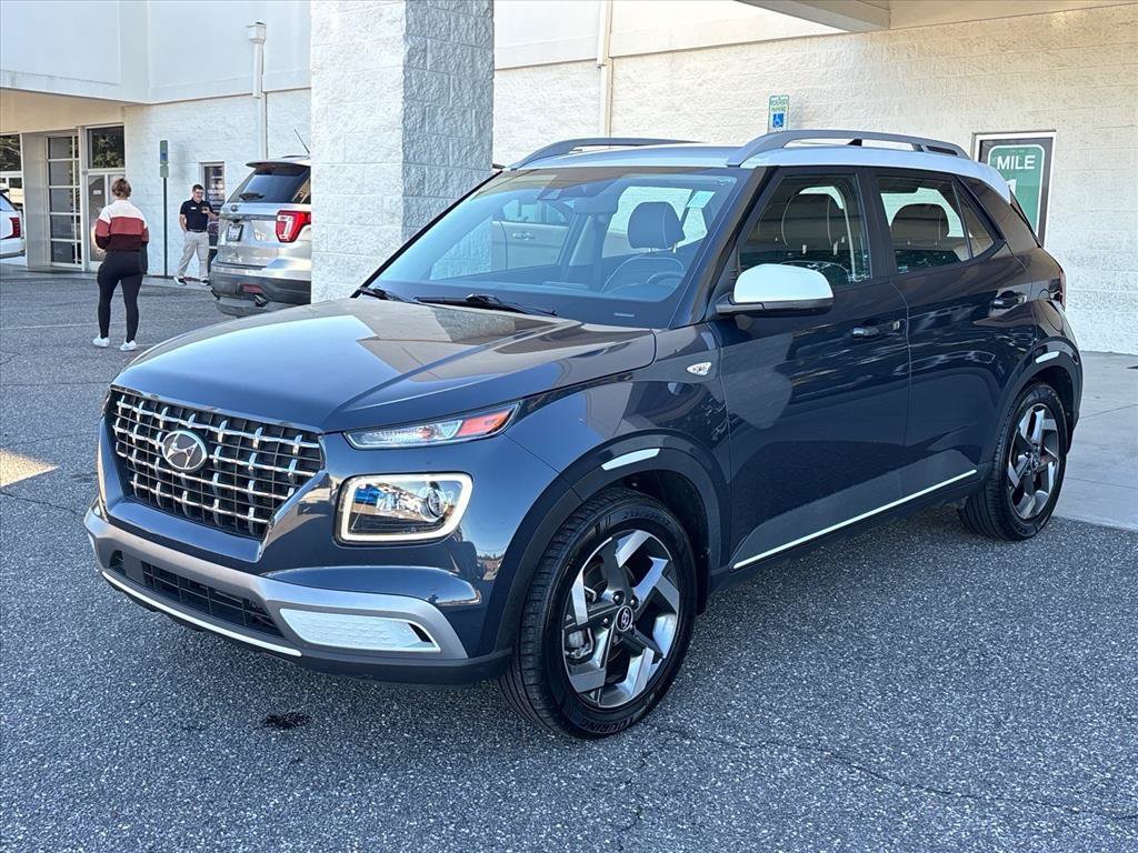 Used 2022 Hyundai Venue Limited FWD image 23