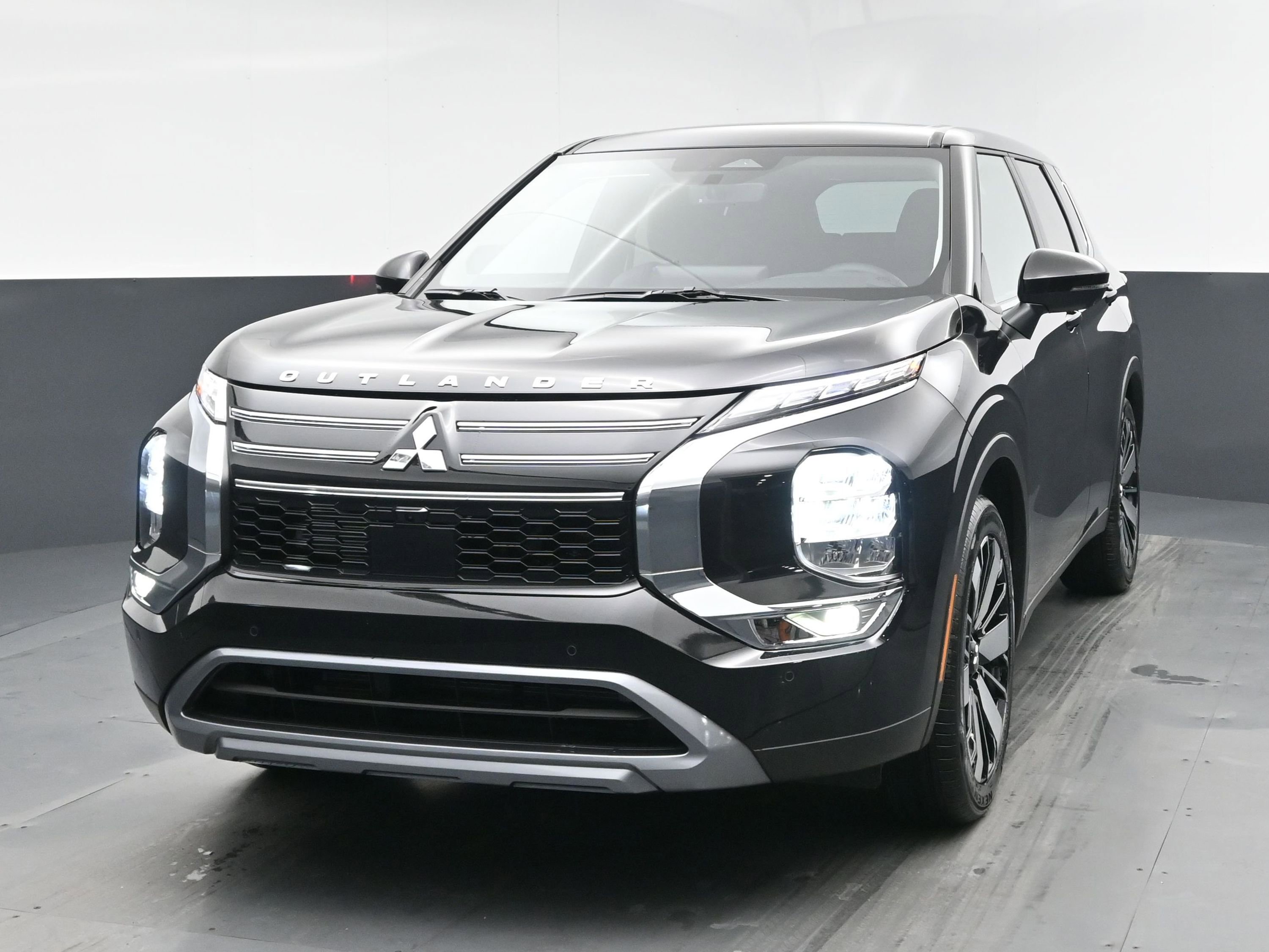 New 2026 Mitsubishi Outlander LE image 1