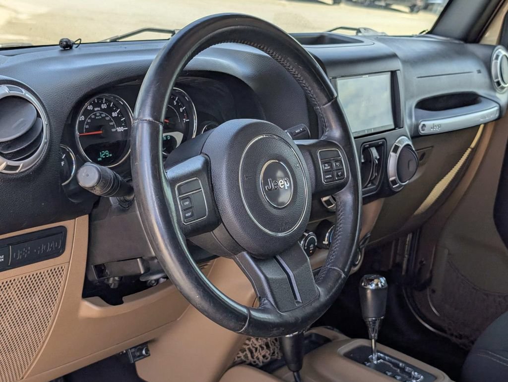 Used 2015 Jeep Wrangler Unlimited Rubicon w/ Max Tow Package AWD/4WD image 15