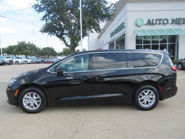 Used 2024 Chrysler Pacifica Touring-L FWD image 13