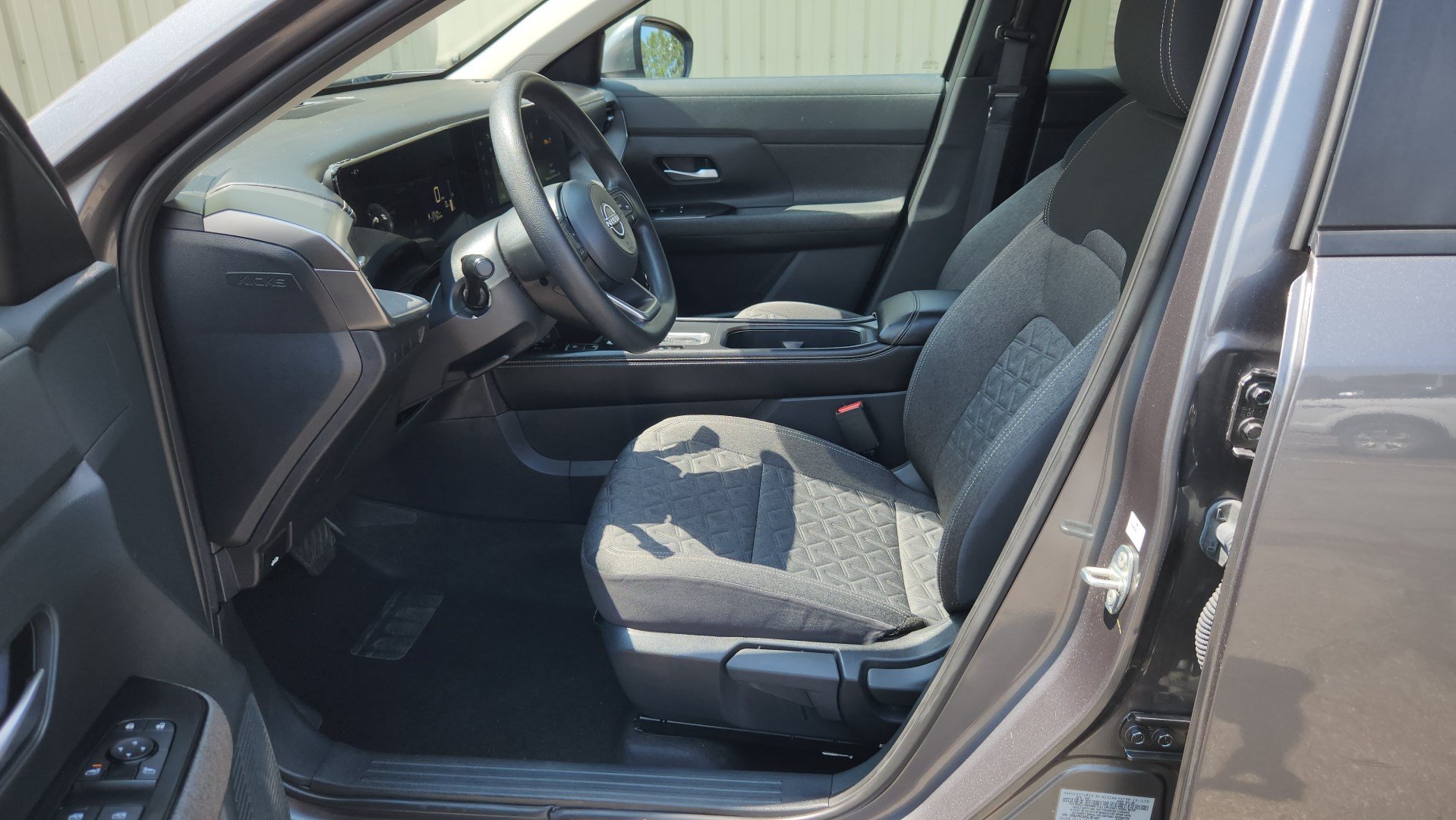 Used 2025 Nissan Kicks SV AWD/4WD image 18