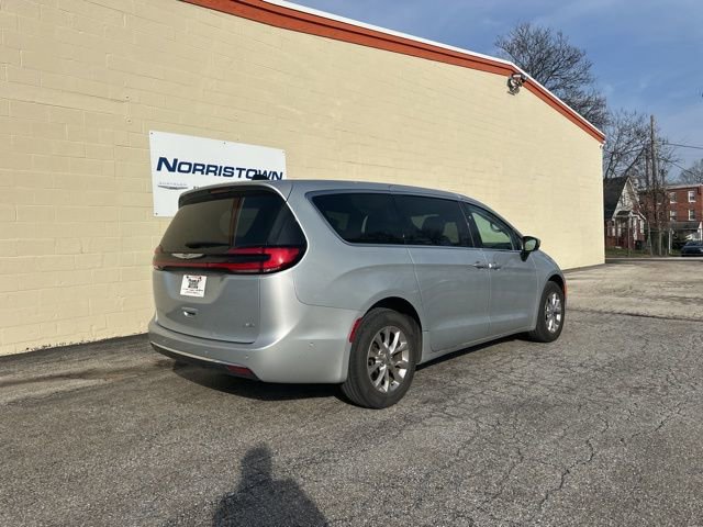 Used 2023 Chrysler Pacifica Touring-L image 4