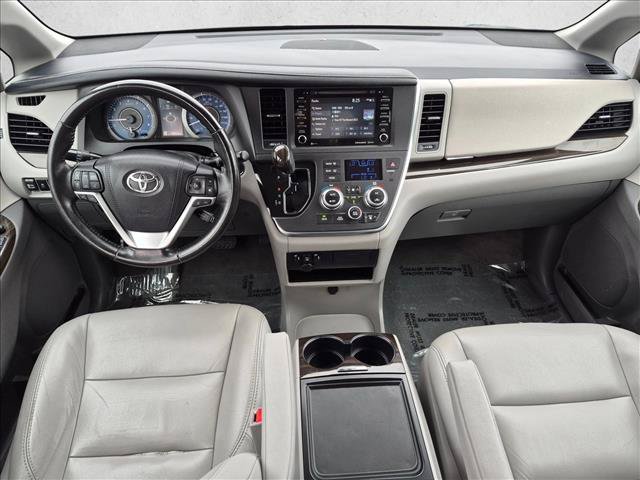 Used 2018 Toyota Sienna XLE w/ XLE Navigation Package FWD image 17