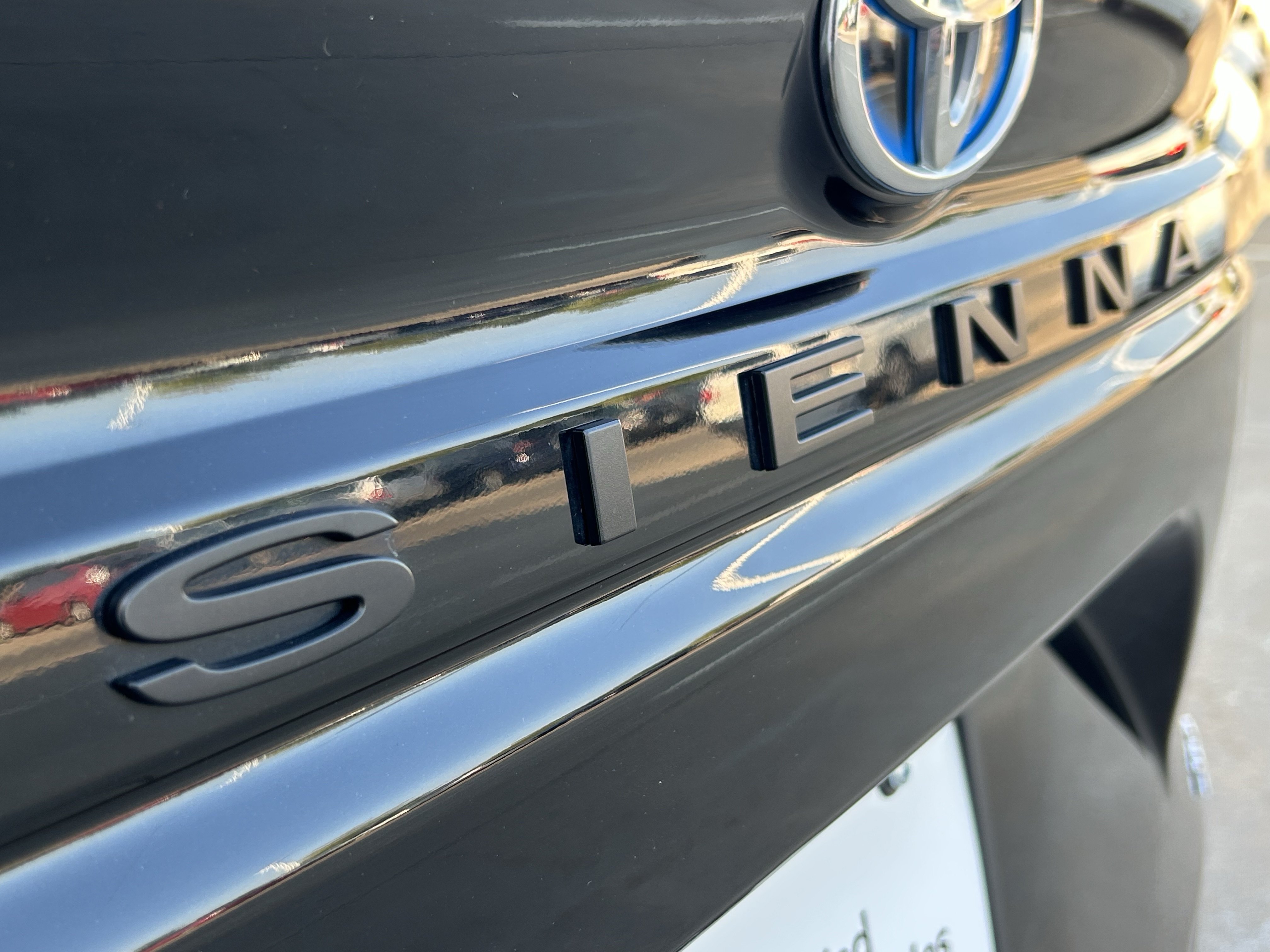 Certified 2025 Toyota Sienna XLE FWD image 8