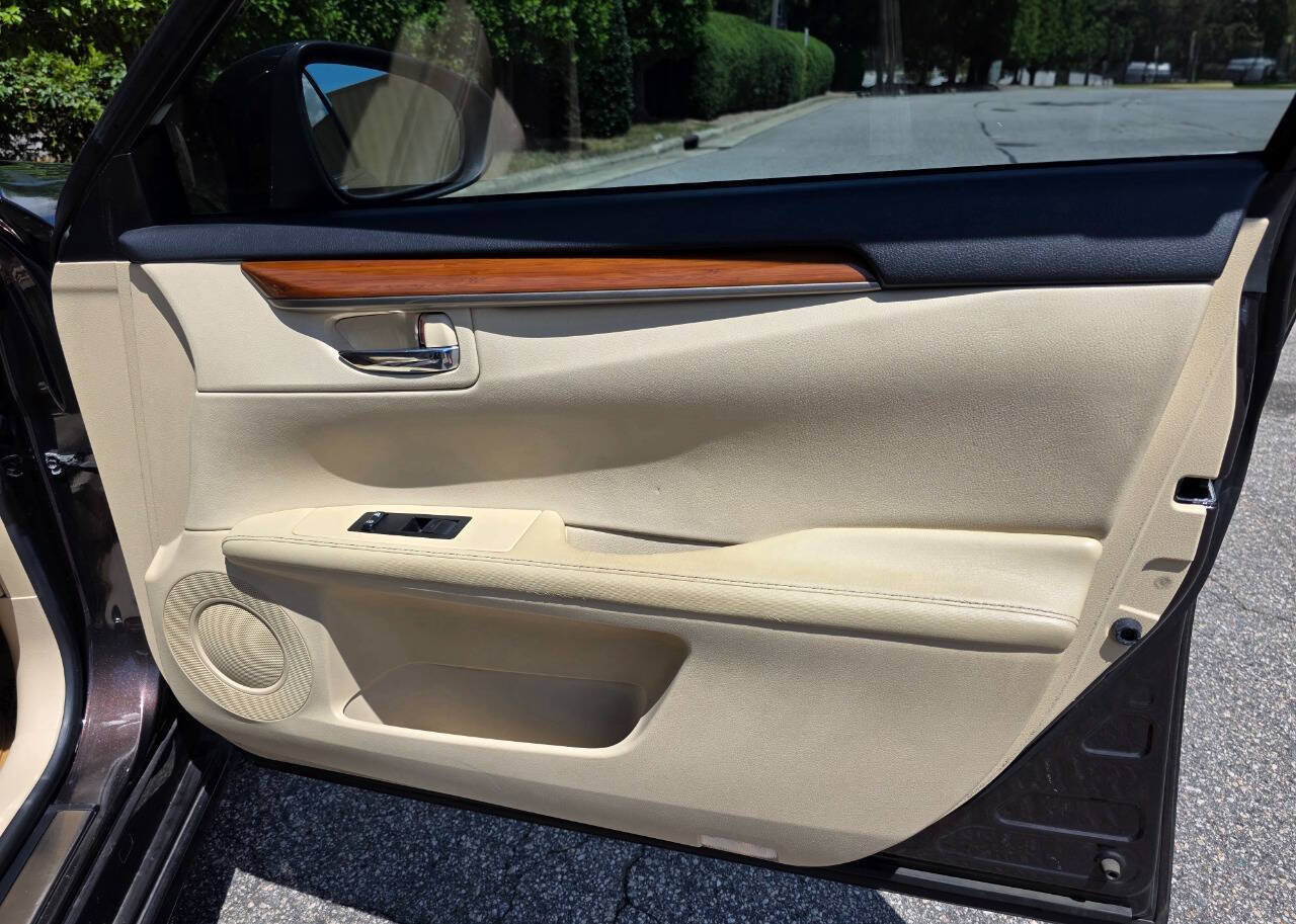 Used 2013 Lexus ES 300h w/ Premium Pkg FWD image 35