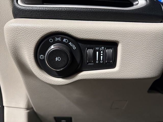 Used 2023 Chrysler Pacifica Touring-L image 9