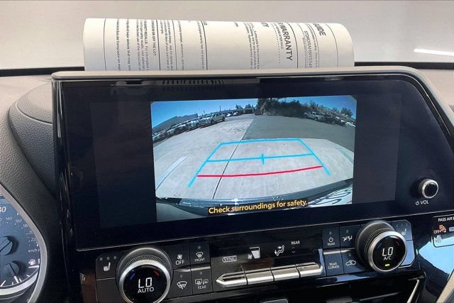 Used 2024 Toyota Highlander XLE FWD image 24