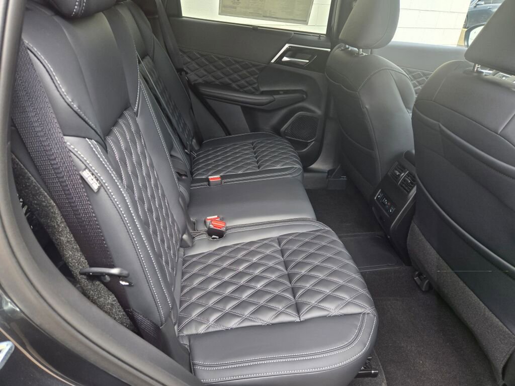 New 2025 Mitsubishi Outlander SEL image 8