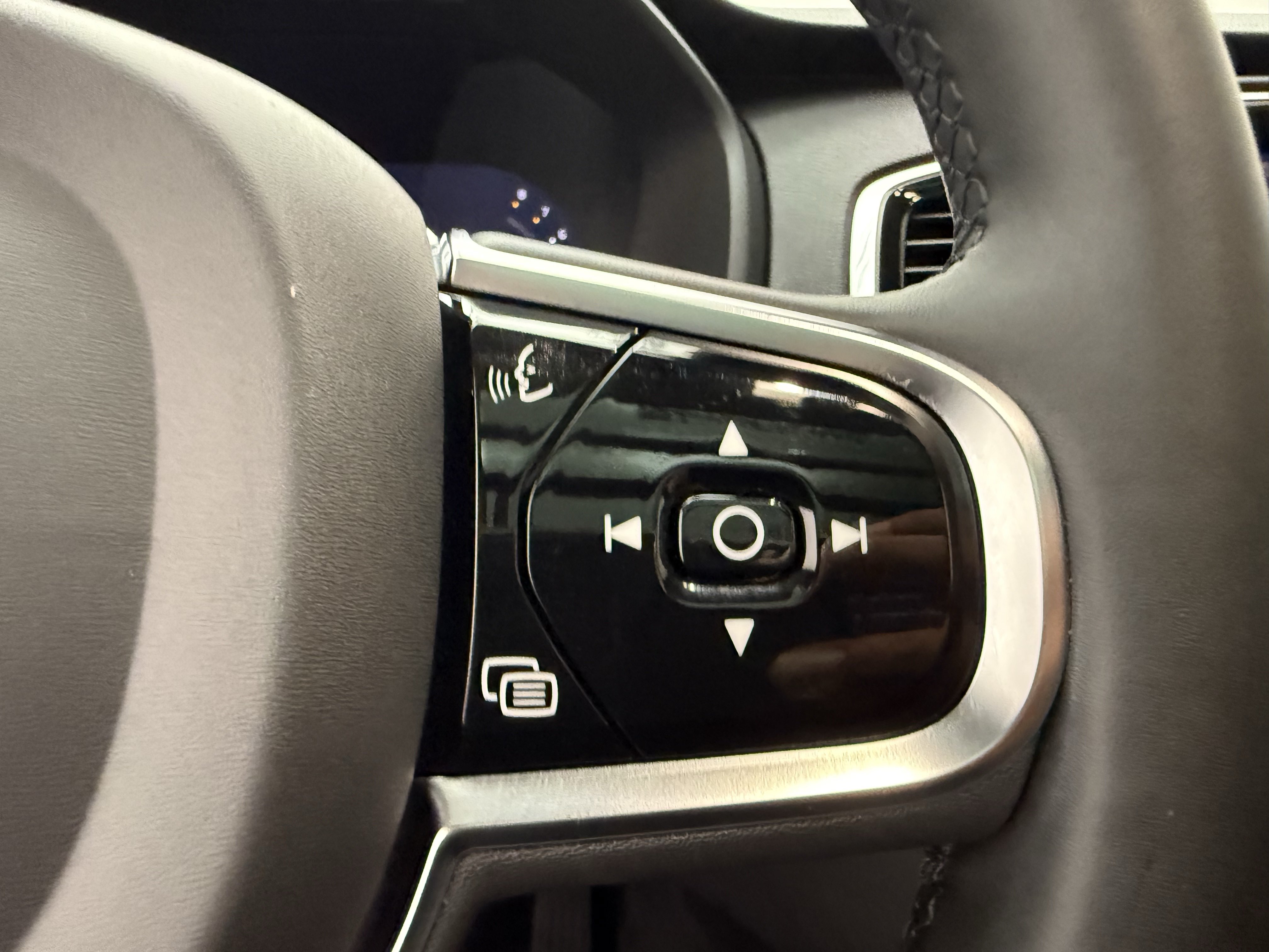 Certified 2024 Volvo XC90 B6 Plus w/ Protection Package Premier AWD/4WD image 17