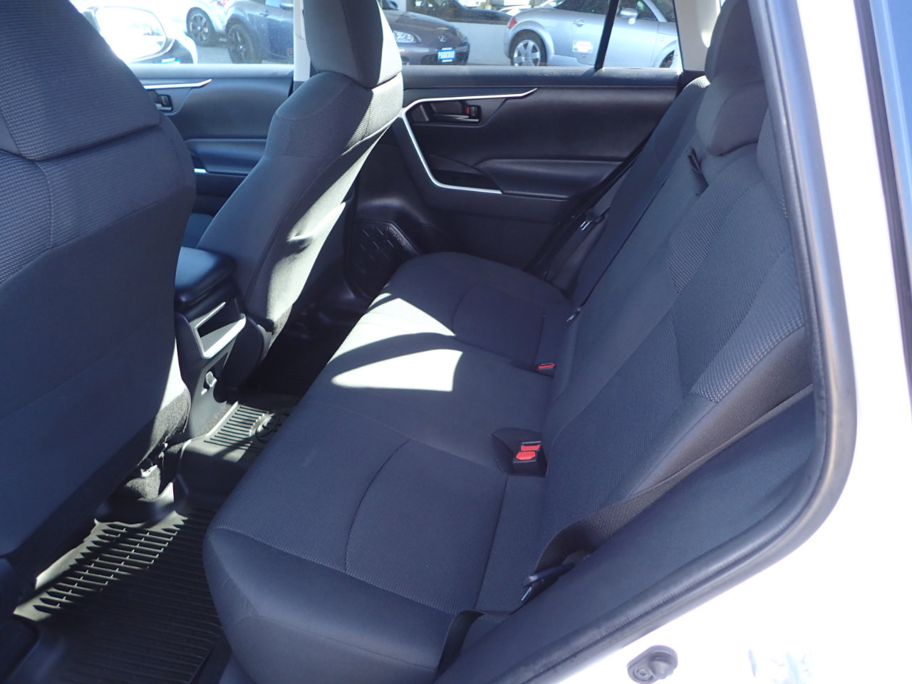 Used 2021 Toyota RAV4 LE image 10