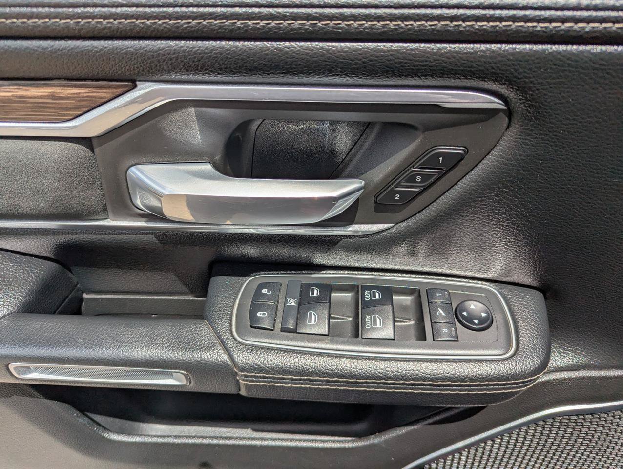 Used 2019 RAM 1500 Laramie AWD/4WD image 10