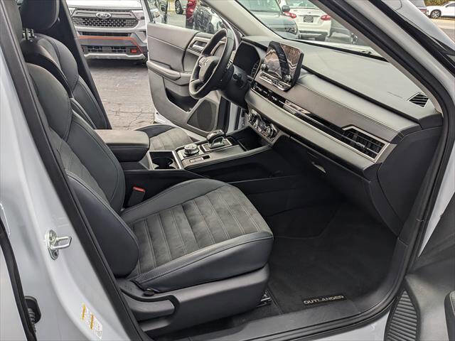 Used 2024 Mitsubishi Outlander SE image 16
