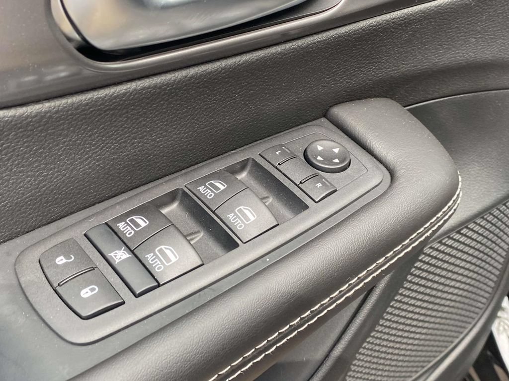 New 2026 Chrysler Pacifica Select FWD image 45