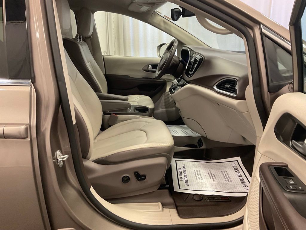 Used 2017 Chrysler Pacifica Touring-L Plus FWD image 12