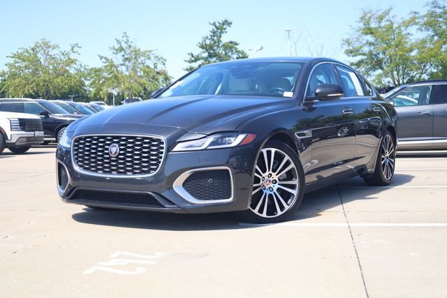Used 2022 Jaguar XF SE RWD image 2