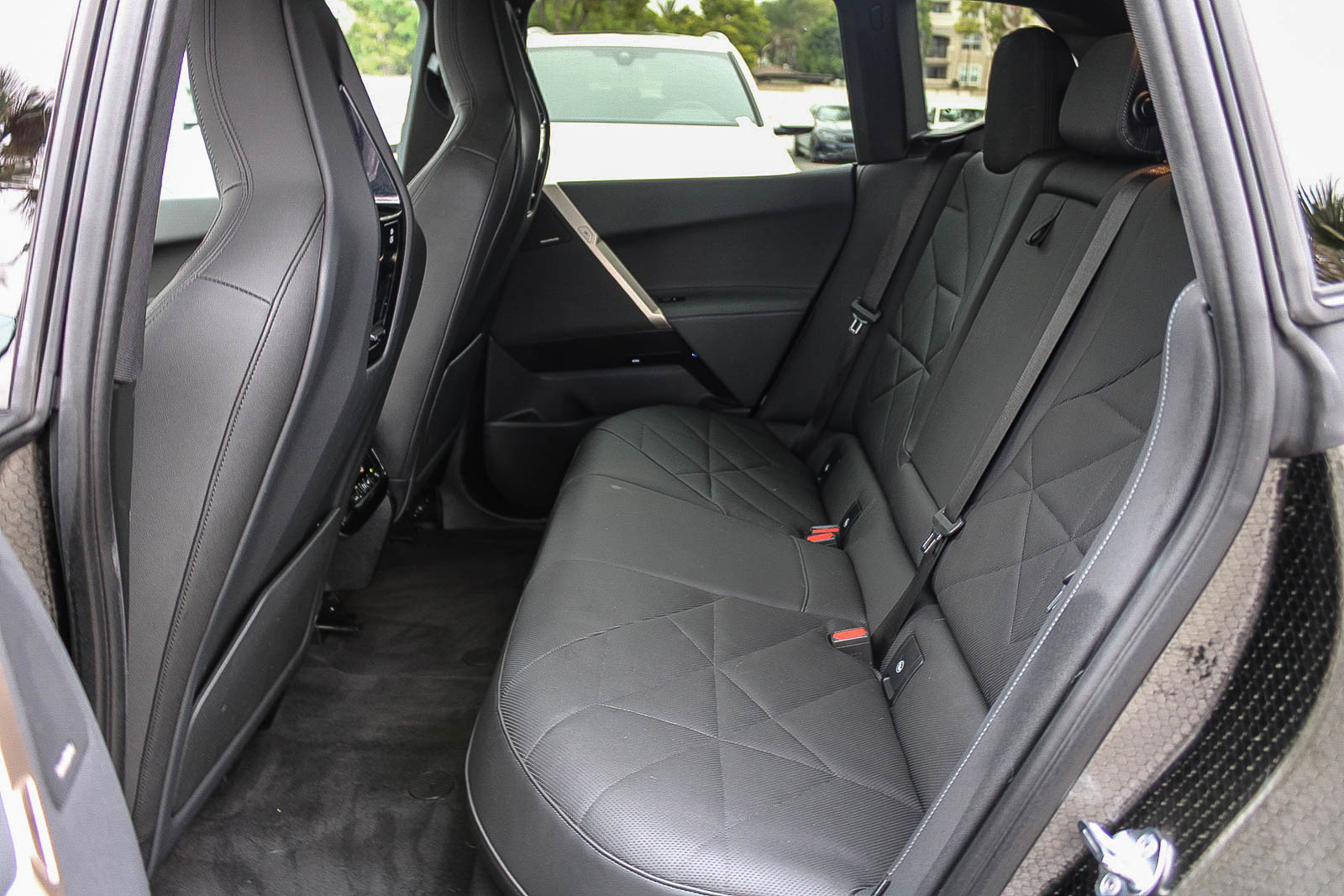Used 2024 BMW iX xDrive50 w/ Sport Package AWD/4WD image 18
