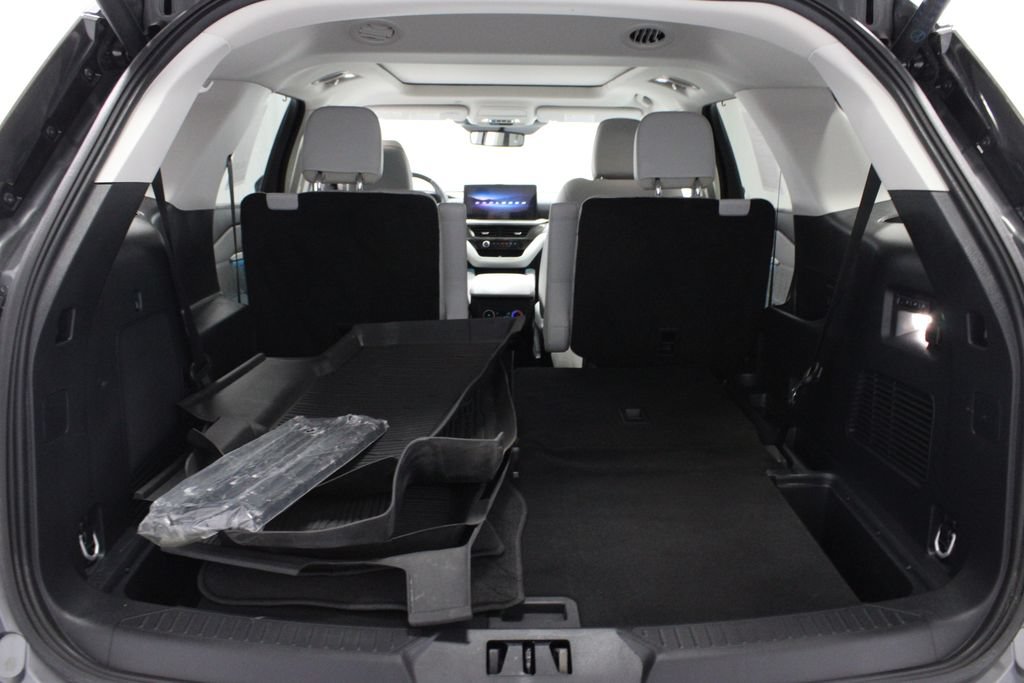 Certified 2025 Ford Explorer Platinum w/ Ultimate Package AWD/4WD image 17