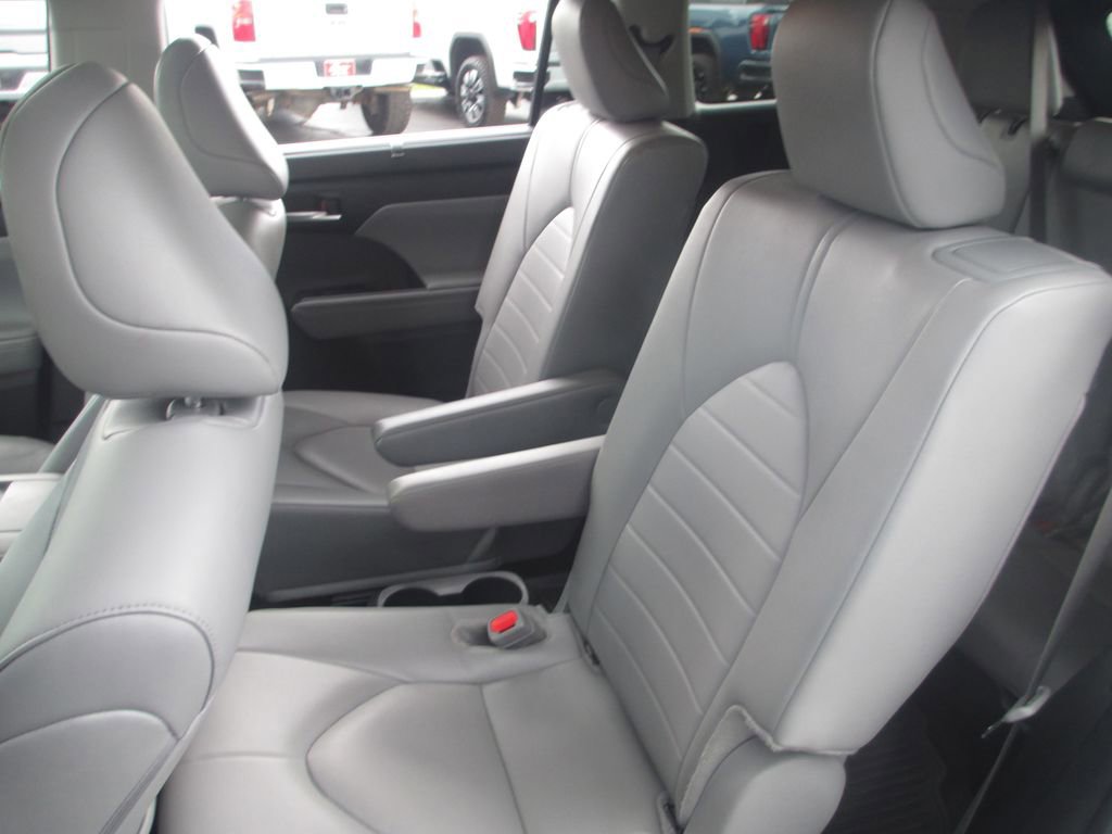 Used 2024 Toyota Highlander XLE AWD/4WD image 21