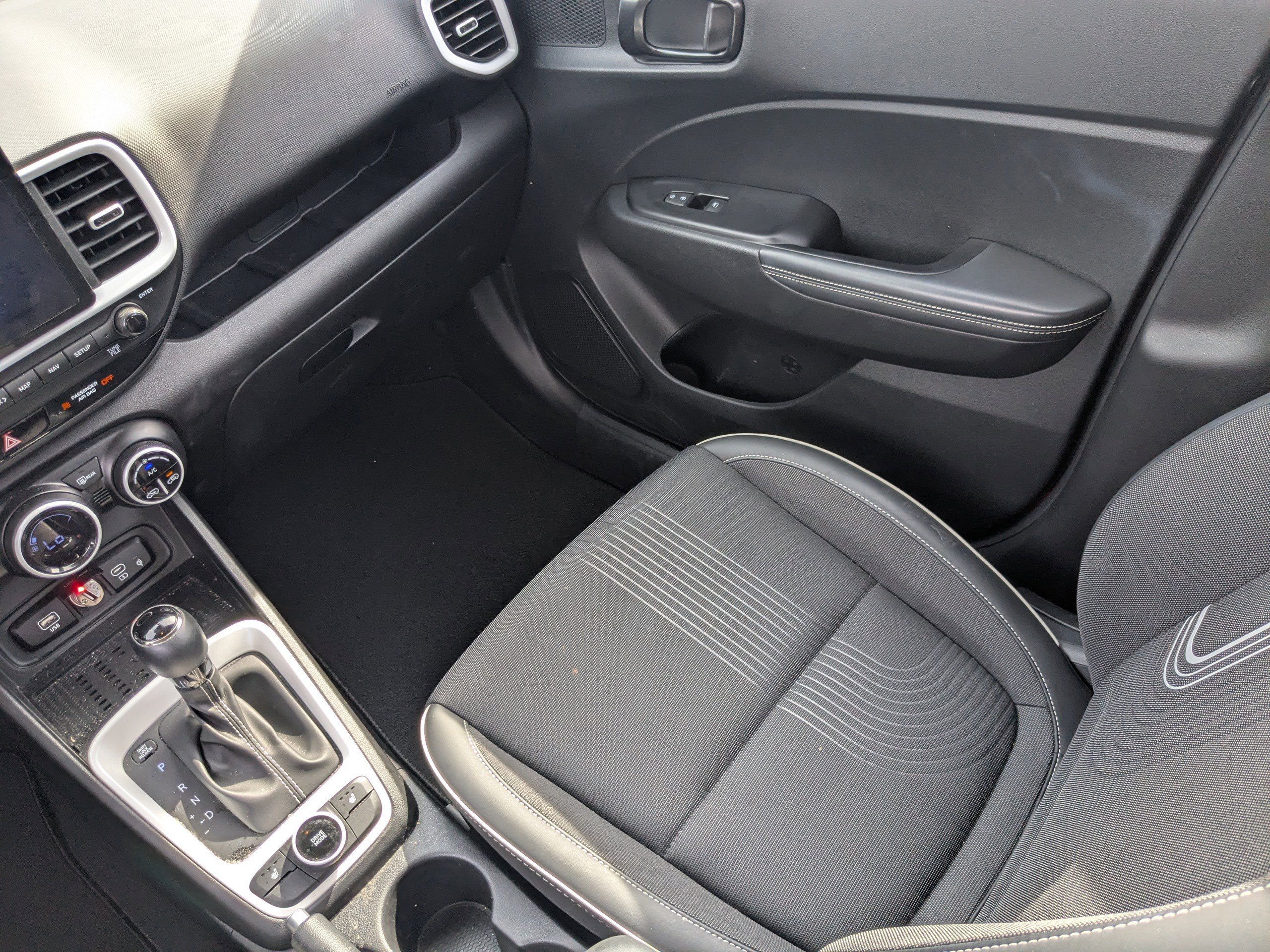 Certified 2024 Hyundai Venue Limited image 19