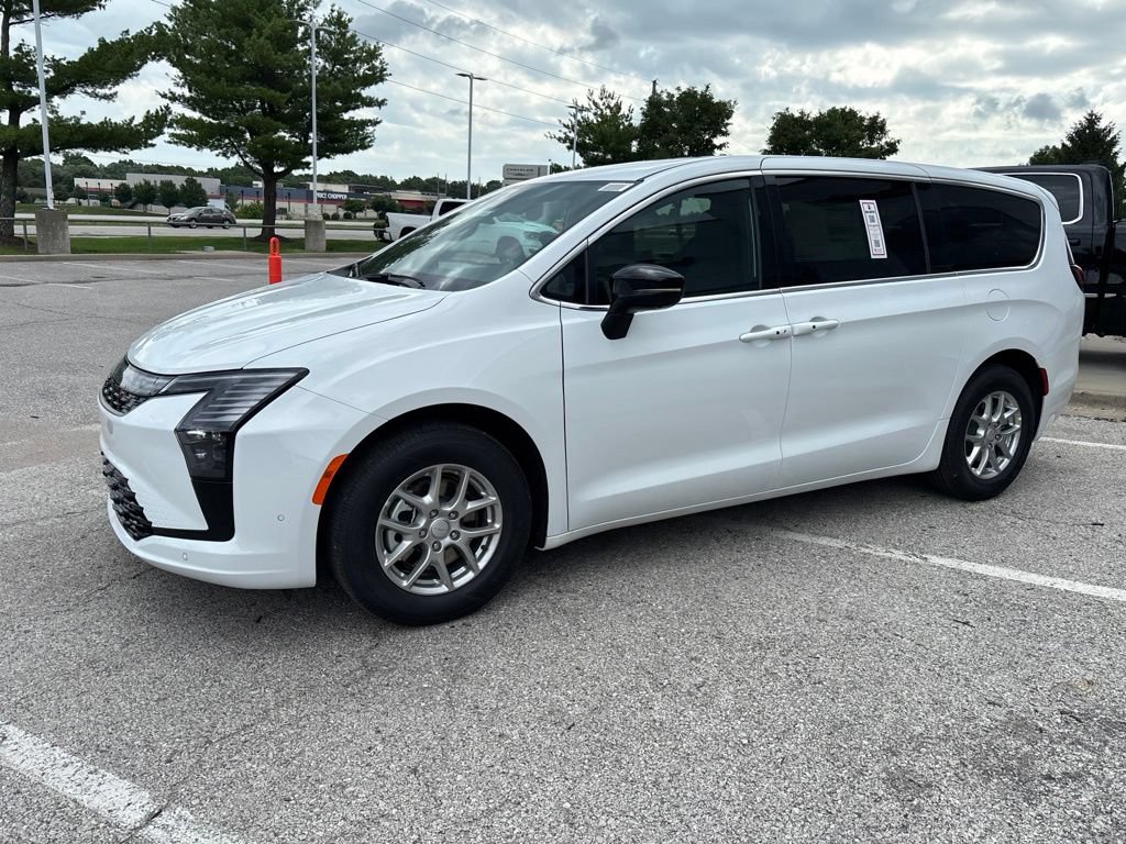 New 2027 Chrysler Pacifica Select FWD image 15
