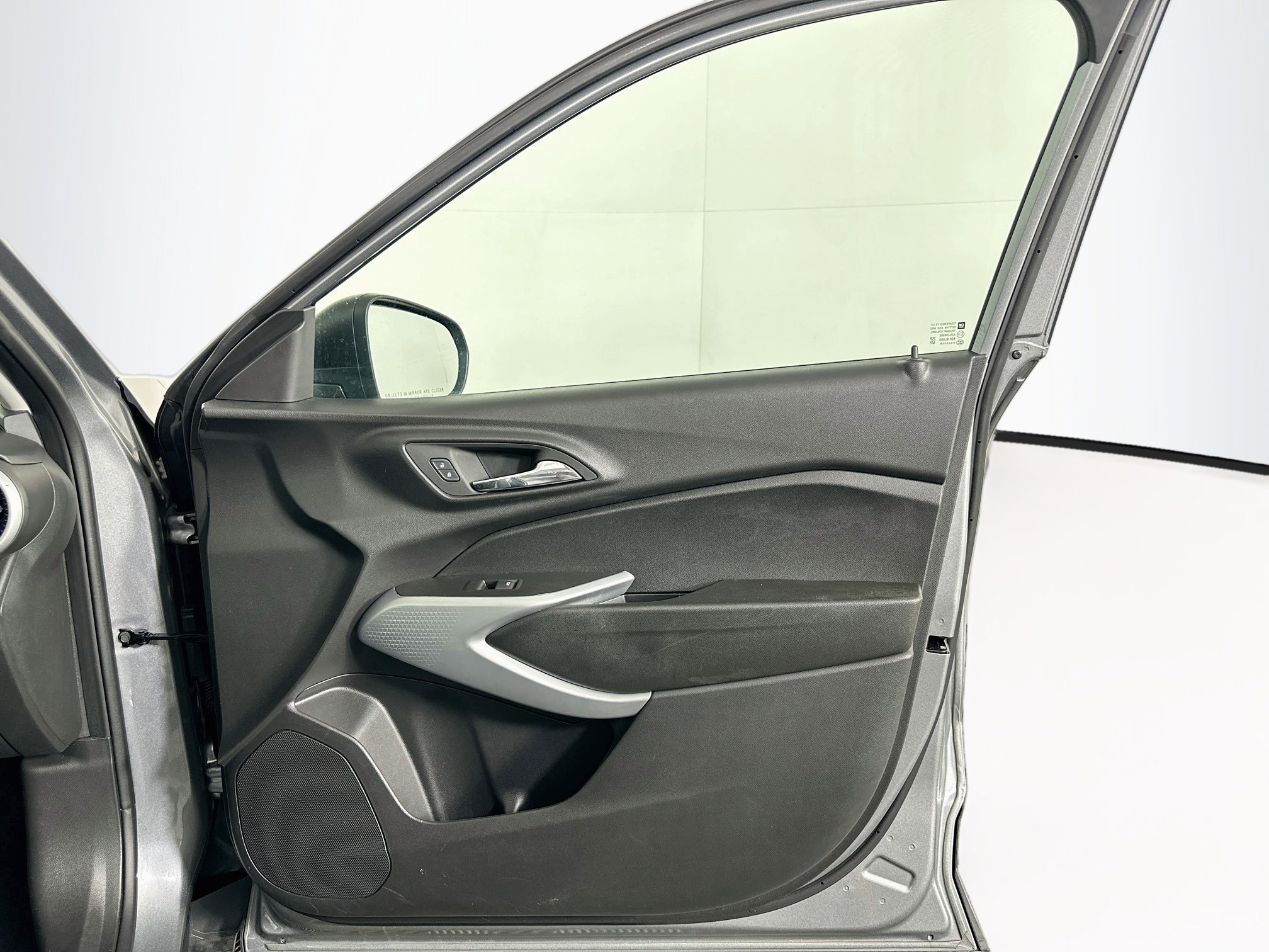 Used 2025 Chevrolet Trax LS FWD image 30