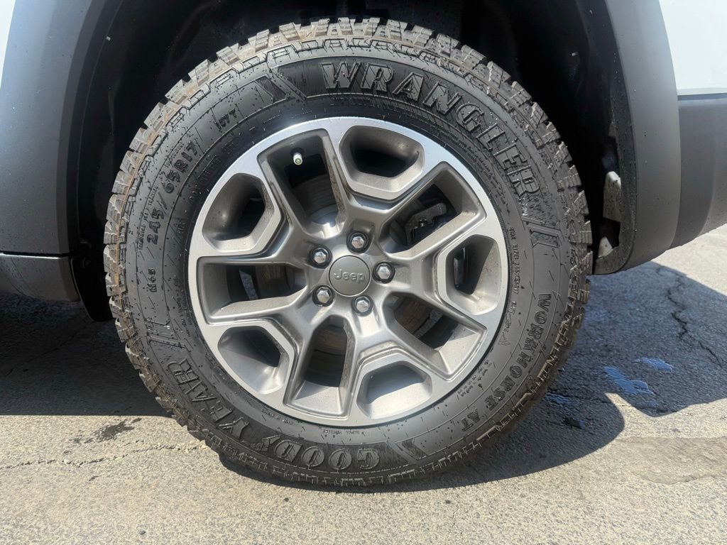 Used 2022 Jeep Cherokee Trailhawk w/ Premium Leather Package AWD/4WD image 33